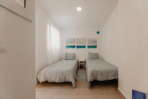 A bed or beds in a room at vista oceano, luminoso, ampio, 2 camere, WiFi