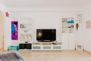 A television and/or entertainment centre at vista oceano, luminoso, ampio, 2 camere, WiFi