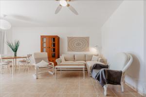 A seating area at vista oceano, luminoso, ampio, 2 camere, WiFi