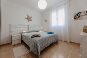 A bed or beds in a room at vista oceano, luminoso, ampio, 2 camere, WiFi