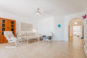 A seating area at vista oceano, luminoso, ampio, 2 camere, WiFi