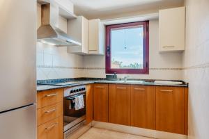 A kitchen or kitchenette at vista oceano, luminoso, ampio, 2 camere, WiFi
