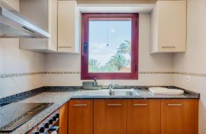 A kitchen or kitchenette at vista oceano, luminoso, ampio, 2 camere, WiFi
