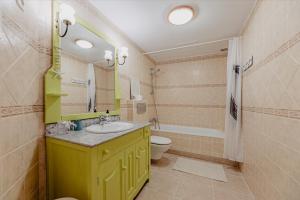 A bathroom at vista oceano, luminoso, ampio, 2 camere, WiFi