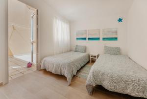 A bed or beds in a room at vista oceano, luminoso, ampio, 2 camere, WiFi