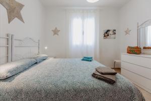 A bed or beds in a room at vista oceano, luminoso, ampio, 2 camere, WiFi