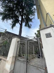 Una puerta a una casa con un árbol detrás. en Luna's Apartment en Sant'Agnello