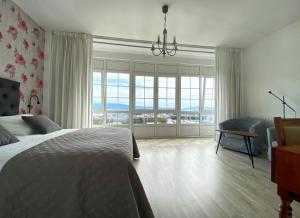 A bed or beds in a room at Pensión Residencia J. Lago