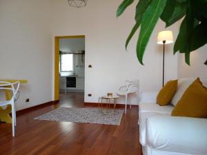 sala de estar con sofá blanco y mesa en Sole amarè guest house, en Bari