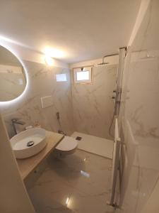 y baño con lavabo, aseo y ducha. en Sole amarè guest house, en Bari