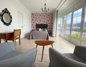 1 dormitorio con 1 cama, mesa y sillas en Pensión Residencia J. Lago en Muros