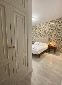 A bed or beds in a room at Pensión Residencia J. Lago