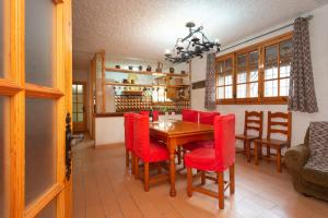 comedor con mesa y sillas rojas en Casa perfecta para una experiencia en el Priorat, en Gratallops