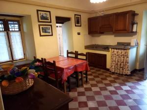 a kitchen with a table and chairs in a room at Entroterra Langa in Borgomale