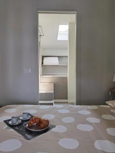 Habitación con cama y plato de comida en el suelo en La casa sulla Terrazza, en Sarnico