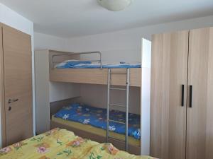um quarto com dois beliches e uma cama em Apartment Danica em Kranjska Gora
