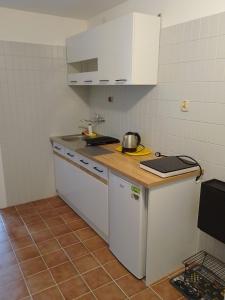 ザコパネにあるTrapezのキッチン(白いキャビネット、カウンタートップ付)