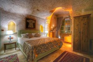 Rúm í herbergi á Takaev Cave House