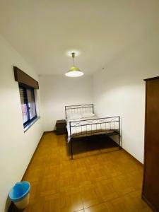 une chambre avec un lit dans l'angle d'une pièce dans l'établissement Come Inn Sesimbra, à Quinta do Conde