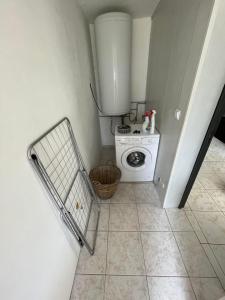 a small bathroom with a toilet and a washing machine at Les Demoiselles du Lac in Braucourt