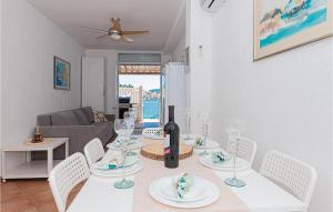 een eetkamer met een tafel met wijnglazen bij Gorgeous Home In Rogoznica in Rogoznica