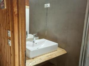 アボンダンスにあるChalet calme avec cheminée, 4 chambres, idéal famille - FR-1-692-21の白い洗面台と鏡のあるバスルーム +8枚の写真