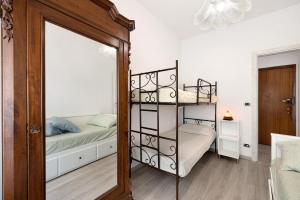 ein Schlafzimmer mit einem Etagenbett und einem Spiegel in der Unterkunft Perla di Finale in Finale Ligure