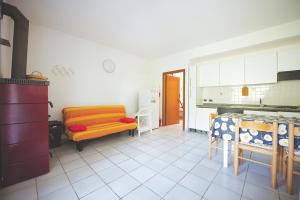 a kitchen with a couch and a table in a room at Casa Pamalù in Nisporto