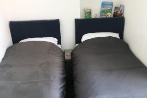 Postel nebo postele na pokoji v ubytování Sandy Wickets + 10 fotografií