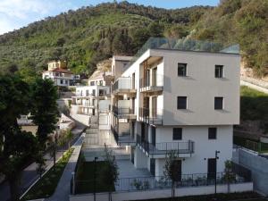 une vue sur un bâtiment avec une montagne en arrière-plan dans l'établissement L'angolo di Anna, à Noli