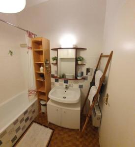uma pequena casa de banho com um lavatório e um espelho em Studio L'Escala Arles em Arles