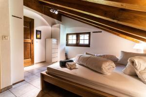 - une chambre avec un grand lit dans l'établissement Haus Sportina, à Riederalp