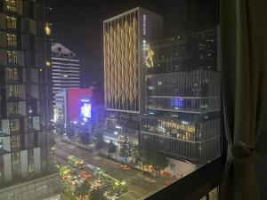 una ventana con vistas a la ciudad por la noche en Posh_HongDae en Seúl