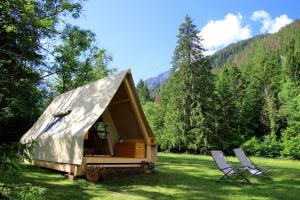 テムにあるPresanella Mountain Lodgeの小さなテント(椅子2脚付)