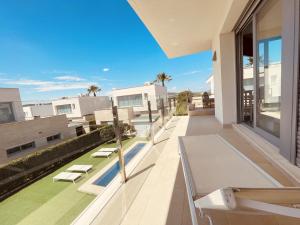 balcón con sillas y vistas a un edificio en 3091 Villa MALIBU, en Orihuela