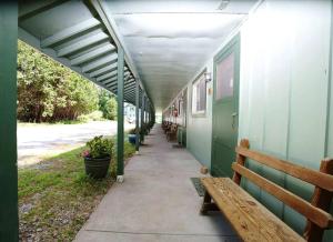 un pasillo vacío con un banco y una estación de tren en The Reserve On Church, en Saratoga Springs