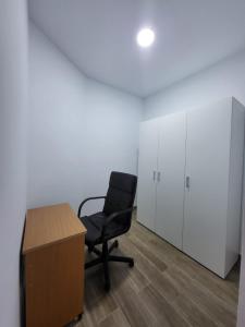 una oficina con silla, escritorio y armarios en Apartamento Parque Bahía, en Puerto Real
