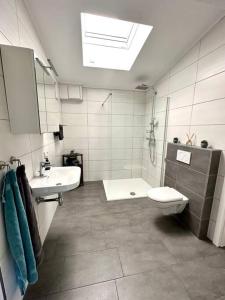 a bathroom with a sink and a toilet at Ferienwohnung komfortabel Wohnen Bremerhaven in Bremerhaven