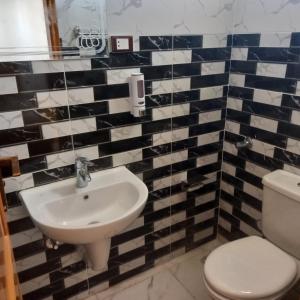 A bathroom at Nile Sunrise Flats