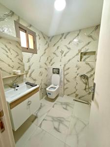 a bathroom with a toilet and a sink at Apartment 3 kamers Nador Jadid Hay Al Matar appart 006 in Nador