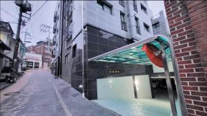 a building with a swimming pool on a city street at Seoul Station Joey House in Seoul