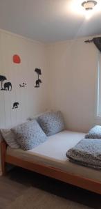 מיטה או מיטות בחדר ב-Graceland Norway