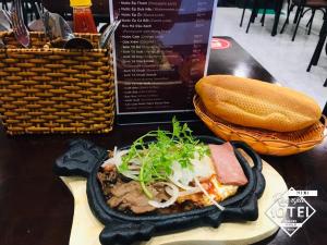 une assiette de nourriture sur une table avec une assiette de nourriture dans l'établissement Riverside Mini Hotel Grand World Phu Quoc, à Duong Dong