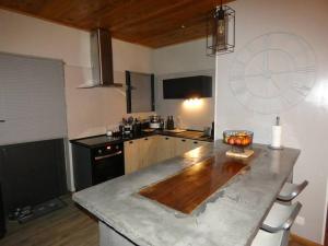 eine Küche mit Marmorarbeitsplatte in einem Zimmer in der Unterkunft Villa VETYVER de CILAOS in Cilaos