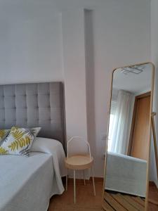 un dormitorio con una cama y un espejo en El lugar ideal, en Vera 39 fotos más