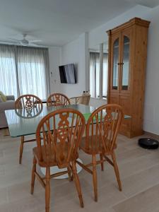 Un comedor con mesa y sillas en El lugar ideal, en Vera