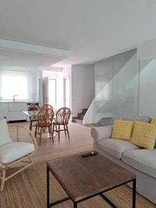 una sala de estar con un sofá y una mesa en El lugar ideal, en Vera
