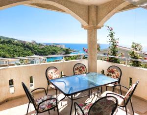 a table and chairs on a balcony with a view of the ocean at Villa Blanca in Utjeha