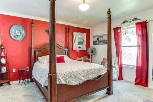 Postel nebo postele na pokoji v ubytování Charming St James Home Near Maramec Spring Park!