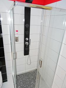 prysznic w łazience ze szklanymi drzwiami w obiekcie Apartamenty Metro Młociny w Warszawie +27 zdjęć